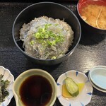 かどや食堂 - 生しらす丼