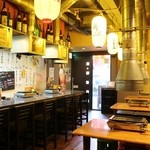 一八食堂 - カウンターとテーブル席があります。