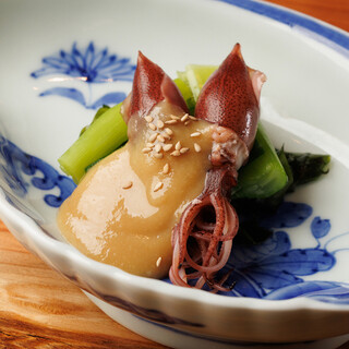 鮨屋と日本料理店で磨かれた技で紡ぎ出す、季節の味覚