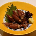 小料理 東山 - [天然鮮魚] 富山 ホタルイカ (1540円)。大ぶりで立派な姿、そして艶々としている。身はつるんとして柔らかく、甘みも感じられる。正に富山の旬である。