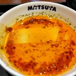 Matsuya - エッグチミチュリソースハンバーグ定食 810円(通常880円)、ハンバーグの下はオレンジ色の辛そうなオイルがたっぷりと(^_^;)