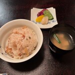 柏屋旅館 - 食事（竹の子・若布・浅利釜飯）／止椀（鯛の潮汁）／香物（漬物四種）