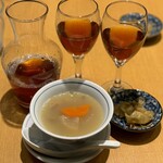 喜記 銀座店 - 紹興酒8年熟成デキャンタ2800円と薬膳スープ