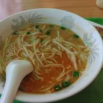 おなかの友達 萬来 - ニンニクとラー油投下