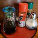 小料理かずよ - 卓上調味料の様子