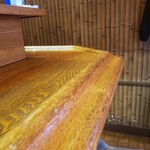 小料理かずよ - カウンターのへりの様子