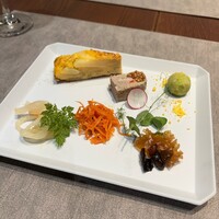 ON the TABLE CHINESE - 