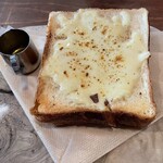 オニヤンマ コーヒー&ビア - ハニーチーズトースト