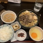 Tachinomi Izakaya Sakura - 牛肉、うどん、しらたき、豆腐、白菜、玉ねぎと具だくさん！