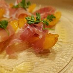 カジュアルフレンチBar 7FUKU - びわの甘さに生ハムの塩分とのコラボ