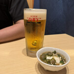 和食 炭とけむり - 生ビールとお通しのオクラ和え豆腐