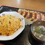 台湾料理 興龍 - 料理写真:四川炒飯餃子セット。黒豚餃子は甘い。肉まんの中身に近い。タレはいらない。