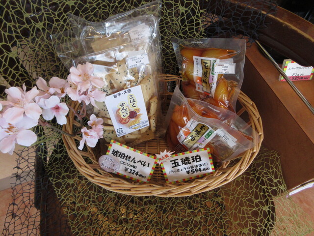 こはくページ Amazon | GALLERY megumi 鑑別書付き 天然 虫入り 琥珀 ルース