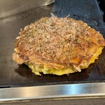 お好み焼だん - 甘口ソースと、出汁の濃厚な味がやみつきな1枚