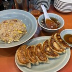 丸吉飯店 - 炒飯と餃子が同時にドン！