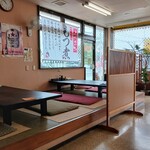 もつ煮ショップ - 小上がり席もある