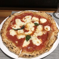 トラットリア イル レガーロ - 平日ランチのマルゲリータ（デザート、食後のドリンク（ホットかアイスのコーヒーか紅茶）付き）：１７３８円のマルゲリータ