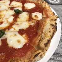 トラットリア イル レガーロ - 平日ランチのマルゲリータ（デザート、食後のドリンク（ホットかアイスのコーヒーか紅茶）付き）：１７３８円のマルゲリータ