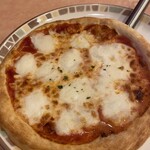 Saizeriya - バッファローモッツァレラのピザ