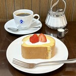Ebian Kohi - エビアンロールケーキ、ブレンドコーヒー ( HOT )♡