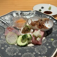 華丸吉日 - お造り(甘エビの塩辛、ホタルイカの石焼、ハギ、低温調理のホタテとホタルイカのなめろう、熟成本まぐろ)