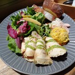 ANOTHER PLACE CAFE - 連れは、デリとサラダ自家製パンのランチから、A.しっとり鶏むね肉のバジルクリームチキン1529円(税込)を注文しました。