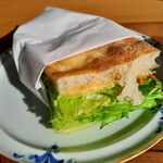 NICOLAO Coffee and Sandwich - スパイシーチキン(イートイン)　600円税込　　タンドリーチキン/草津市名産「わさび菜」/チェダーチーズ/ザワークラウト/オーロラ/ブラックペッパー
                        