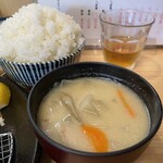 Tonkatsu Aoki - ひれかつ定食1,600円につく豚汁。奥のごはんは大盛で+100円です。
