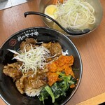 肉のヤマ牛 - 平日限定の丼セット（890円）