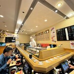 梅丘寿司の美登利総本店 - 以前は回転していたと思われるレーンが未だ残されている。