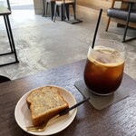 オルタナティブ コーヒー ワークス - アイスアメリカーノとバナナブレッド