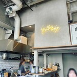 イエロー カフェ - 店内は天井が高いです