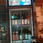 味の蔵どんつく - どんつくの冷蔵庫。下の段は全品700円。上は様々。