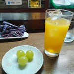 味の蔵どんつく - オレンジジュースとブドウ