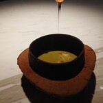 Sorn - メリンジョ - ココナツミルク、ココナッツの肉、干し海老とイカ