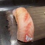 寿司安 - 淡白な旨味を楽しめるハチメ。