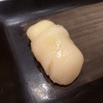 寿司安 - 最初は帆立からスタート。なんとも言えない甘みが口に広がります。