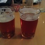 Two Dogs Taproom - 呑んで左右を交代しました、、呑むあじの順序は六本木レッドエールからアメリカンIPAの方がベター（個人的見解）