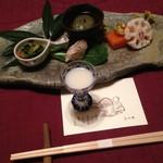 花仙庵 仙仁温泉 岩の湯 - 花咲月のおもてなし：地元の濁り酒・岩魚寿司・よもぎ豆腐・山葵菜のお浸し・酢蓮根