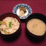 花仙庵 仙仁温泉 岩の湯 - 御食事：山菜の炊き込みご飯。粕汁味噌仕立て