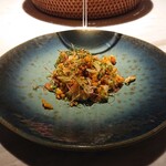 Sorn - 「The Sea Holds the Forest」- ターメリックライス、南部のハーブ、ブドゥソース (盛り付け)