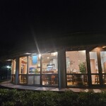 カフェテリア アメニティ - 夜の外観