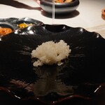 Sorn - 南部ジャスミンライス - 炭蒸し、ラノーンのミネラルウォーター (盛り付け)