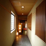 Isoryouri Kirakutei - 奥へ進むと玄関が見えます。