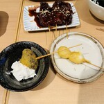 焼とり・串かつ 串の丈 - 味噌カツを頂点に右下ウズラ、左は黒平饅頭