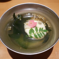 華丸吉日 - 大和しじみとたけのこの真丈のお椀、木の芽、わかめあられ、麩