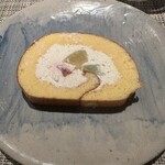 グルマンディーズ - ロールケーキ、パイナップルとメロン入り。
