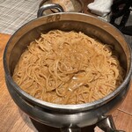 グルマンディーズ - 海老のパスタ。海老をどれほど使っている？雲丹のような濃厚さすら感じます。