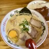 華宴 - とんこつベースのしょうゆラーメン。