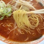 いっちょう - トン辛ラーメン。豚骨をベースに辛みを足しているみたいですが、どちらかと言うと出汁のコクは薄い